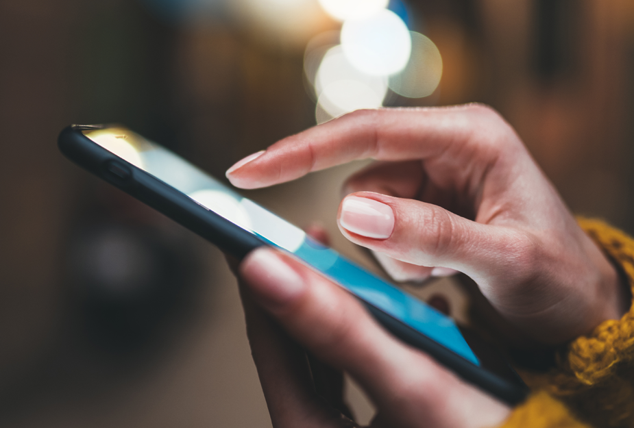 Doigt qui clique sur un éléphone portable